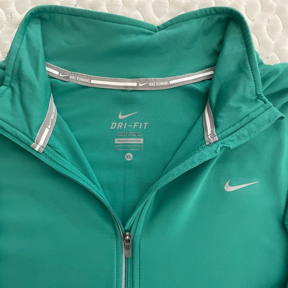 Nike Women’s DriFit Jogging Pullover